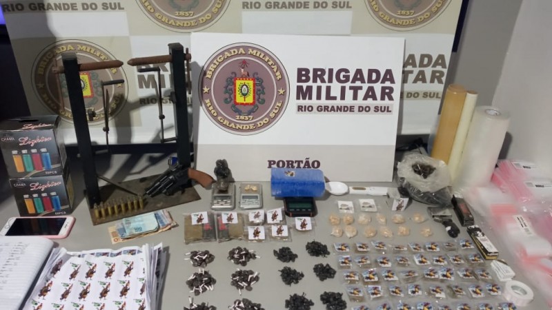 drogas e material apreendidos pela BM em após abordagem de casal