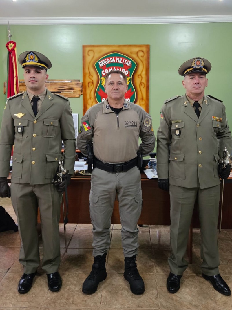 Apresentação de Oficiais no Comando Rodoviário da Brigada Militar - coronel Rogério Pereira Martins recebe na sede do CRBM Capitão e Tenente