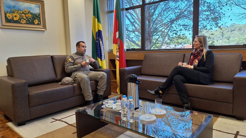 Visita de cortesia do comandante do 25º BPM e Diretora do Foro de São leopoldo