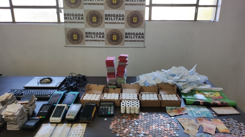 Apreensão de máquinas de cartão, recibos de jogos, bobinas, calculadora e dinheiro