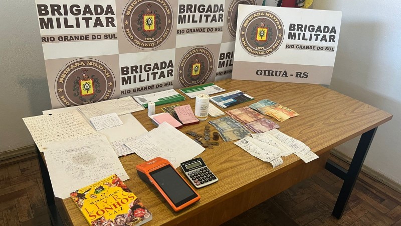 Apreensão de máquina de cartão, anotações e dinheiro