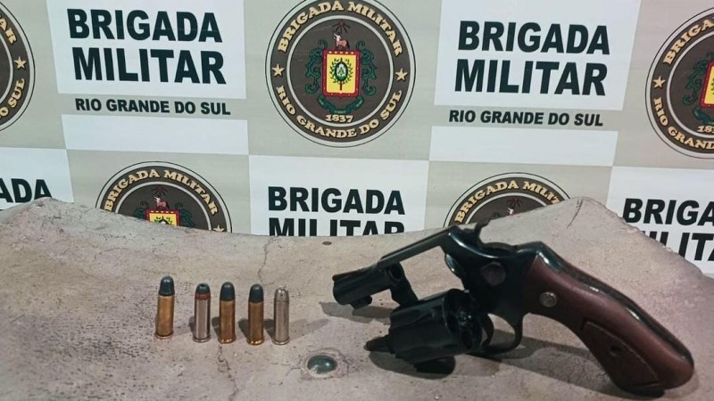 Revolver com cinco munições