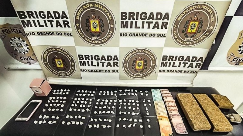 Banner da BM com 172 porções de cocaina e 4 maconha