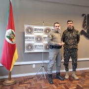 Cel Brasil entregando moeda do 19 BIMTz ao Tc Silva Bueno