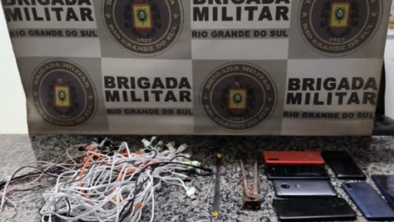 Apreensão de celulares, fones de ouvido, ferramentas
