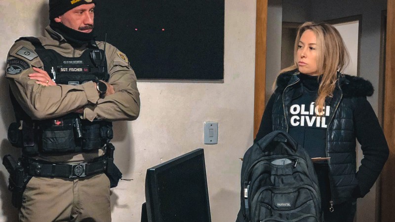 Na imagem há um policial militar e uma policial civil