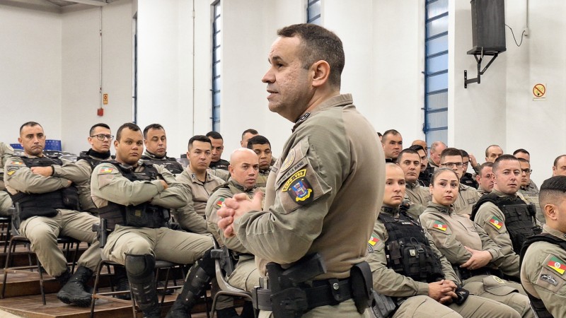 Comandante falando com efetivo