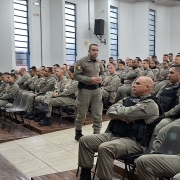 Comandante falando com efetivo