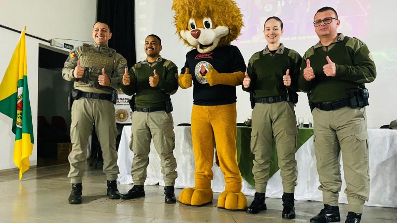 Policiais militares na formatura Proerd