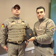 cap Lima entregando kit para sd Souto 25º BPM