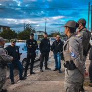 Na imagem há policiais militares do 8ºBPM, policiais civis e agentes da prefeitura reunidos