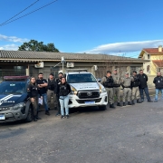 Policiais militares, civis e agentes da prefeitura reunidos em frente à 2ª Companhia Policial-militar em Santo Antônio da Patrulha