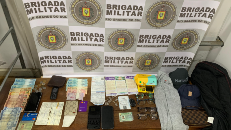 Materiais apreendidos em Cidreira : R$ 426, dois celulares, duas folhas de cheque e um cartão bancário
R$ 365, um celular iPhone, um cartão de crédito e quatro bilhetes de loteria. No interior do veículo também foram apreendidos uma mochila, dois bonés, dois casacos e uma máquina de cartão.