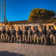 Policiais militares e civis em frente à 3ª Companhia Policial-Militar em Cidreira