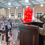 sgt Giovana Realizando juramento do aluno Proerd