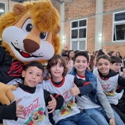 Leão do Proerd com alunos formandos