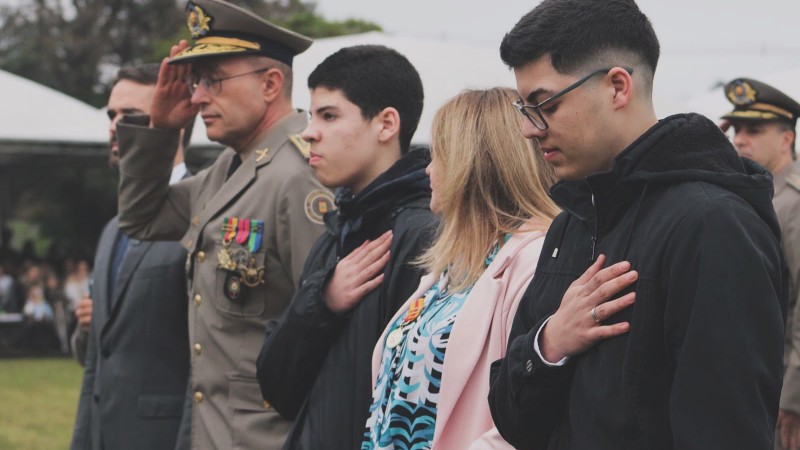 Entrega de medalha do Sgt Fabiano na formatura dos capitães
