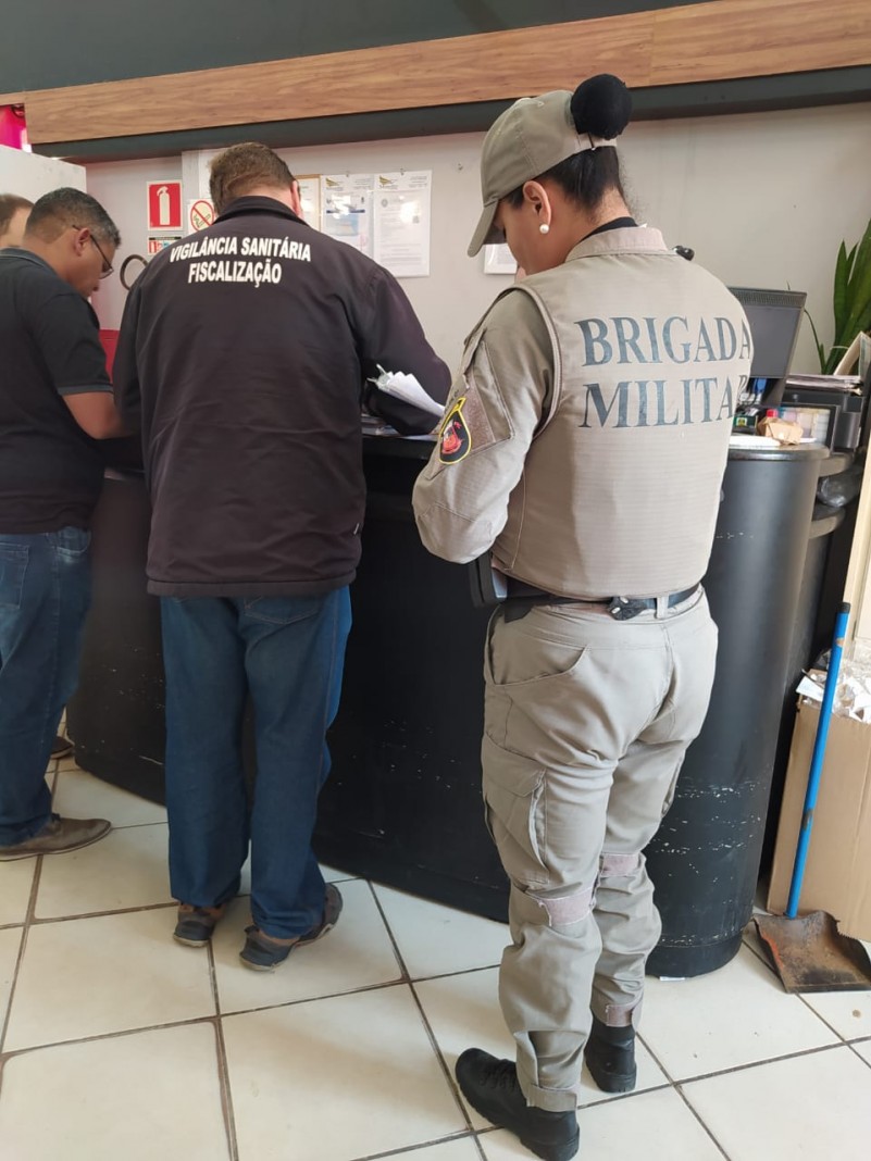 Policial  Militar realizando fiscaliza&ccedil;&atilde;o durante a Opera&ccedil;&atilde;o ACINSER