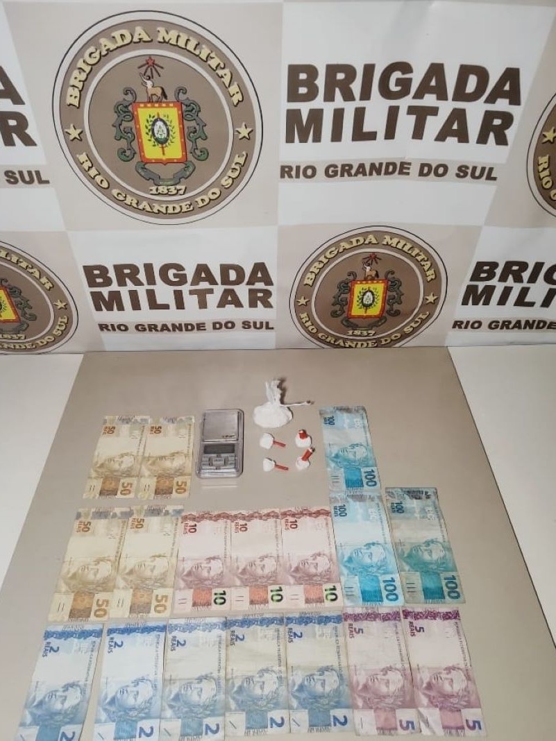 Apreensão de balança de precisão, drogas e dinheiro