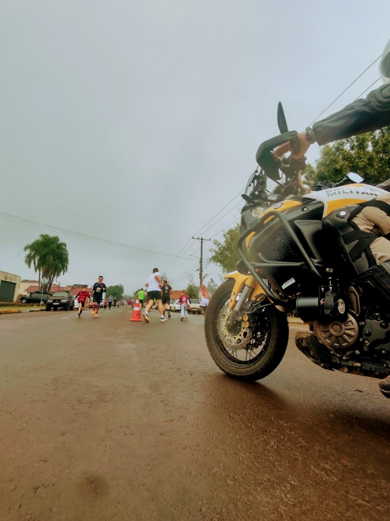 Na imagem, uma motocicleta do Pelotão de Motos do Comando Rodoviário da Brigada Militar realizando policiamento ostensivo rodoviário