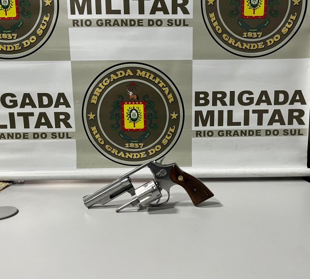 Durante a ação um revólver calibre .38 foi apreendido