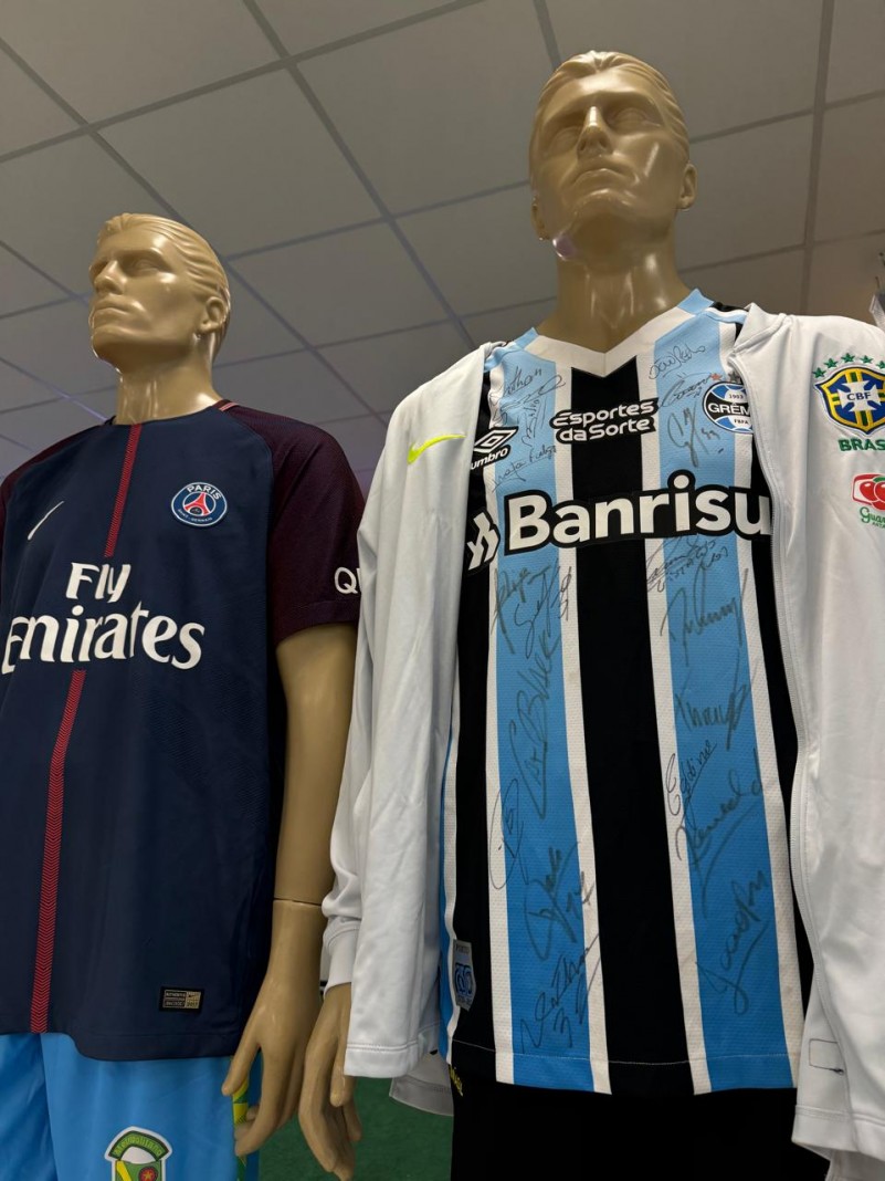 Camisa do Grêmio autografada pelo elenco e por Renato Portaluppi