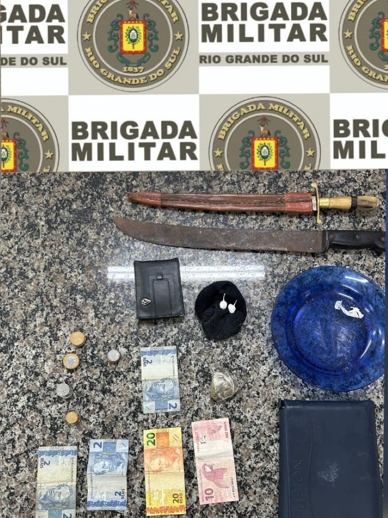 Apreensão de dinheiro, drogas, faca e facão