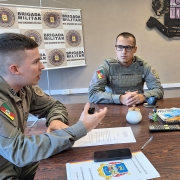 capitão Dill em conversa com Sd Miranda destaque do mês no 25º BPM