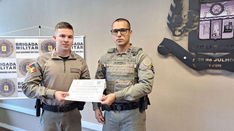 Sd Miranda recebendo certificado de PM destaque do 25&ordm; BPM