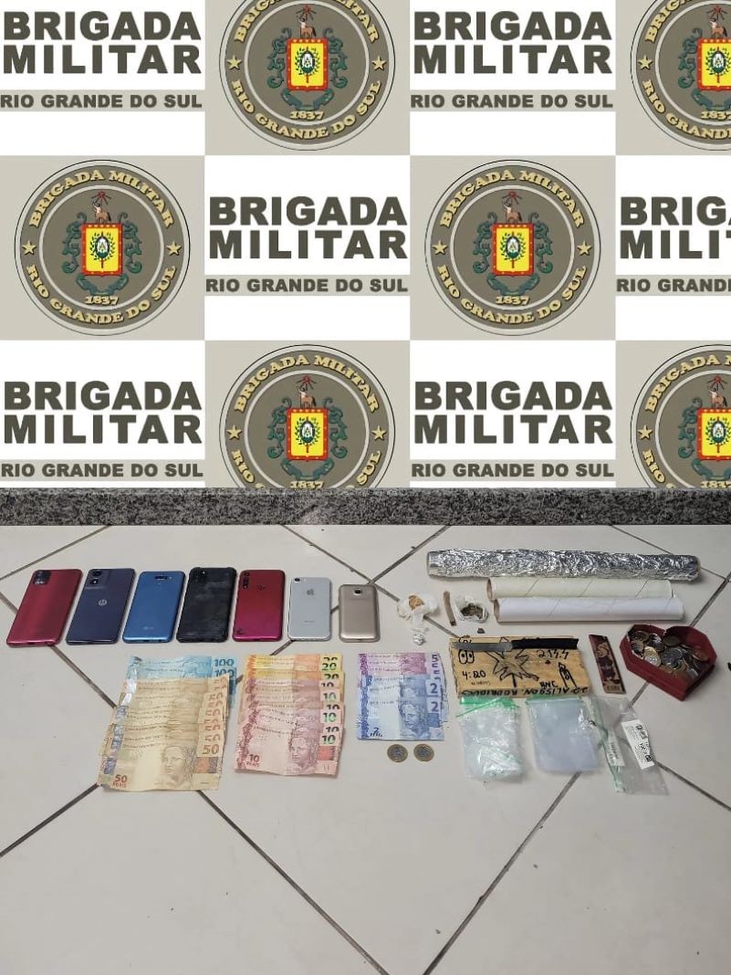 Apreensão de celulares, drogas e dinheiro