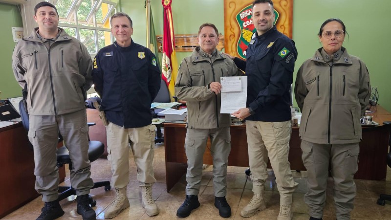 Na imagem, o comandante do CRBM, coronel Rogério Pereira Martins recebe representantes da PRF na sede do Comando