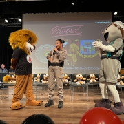 interação entre instrutor e mascotes