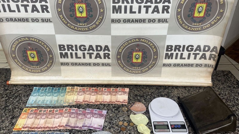 Apreensão de entorpecente, balança de precisão e dinheiro