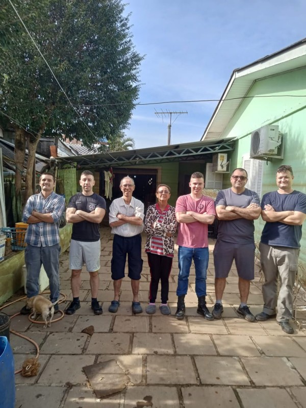 Equipe que realizou a limpeza na casa do sgt