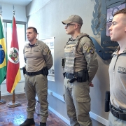 Comandante do 25º BPM homenageando o PM destaque do mês do 25º BPM