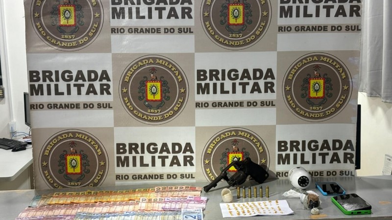 material apreendido em frente ao banner da Brigada Militar.