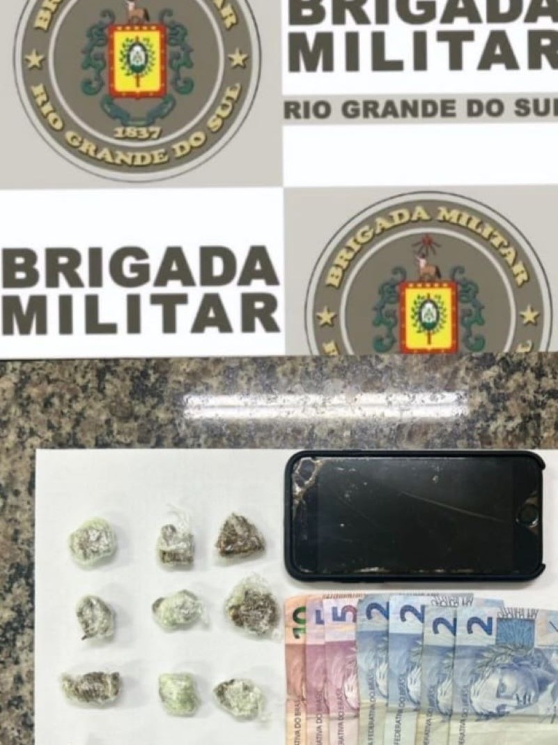 Apreensão de entorpecente, aparelho de telefone celular e dinheiro