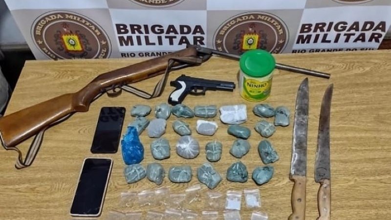 Apreensão de entorpecente, facao, dinheiro, simulacro arma de fogo, espingarda e telefone celular