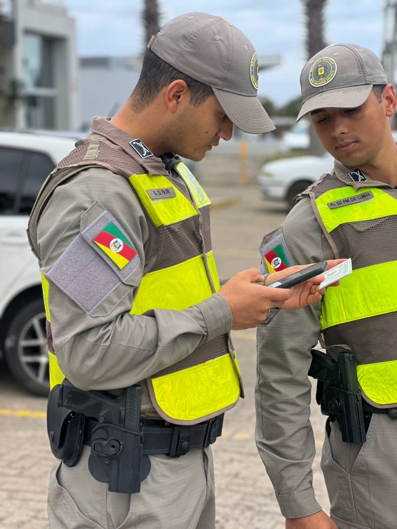 Na imagem, os dois militares verificam documentos de pessoas abordadas