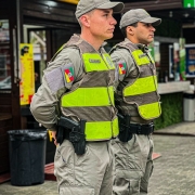 Na imagem, dois militares estão em policiamento a pé em Capão da Canoa
