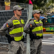 Na imagem, dois militares estão em policiamento a pé em Capão da Canoa