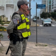 Na imagem, dois alunos-soldados em ponto-base nas ruas de Capão 