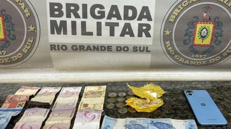 Apreensão de entorpecente, dinheiro e aparelho de telefone celular