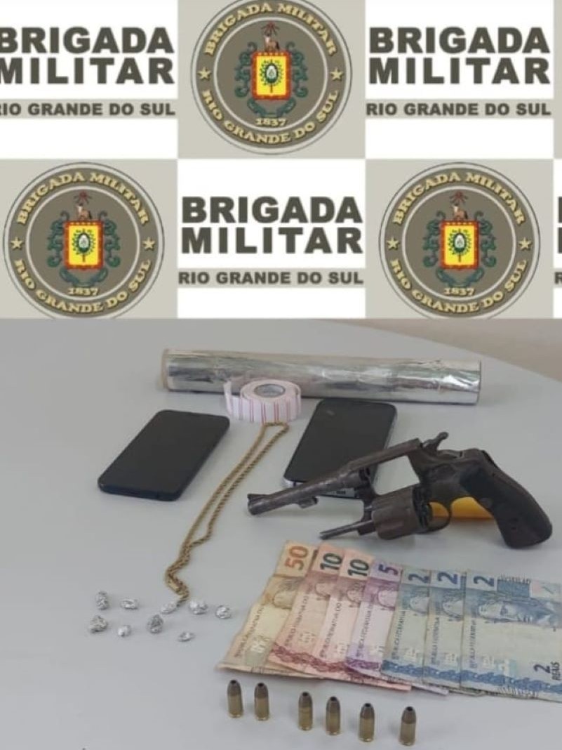 Apreensão de arma de fogo, munições, dinheiro, corrente, droga e aparelhos de telefone celular
