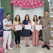 Comandante do CRPO Norte e Cap. da FSR entregando mimos a duas médicas e uma enfermeira da Clinica Kosma. Ao fundo banner da BM e Clínica Kosma
