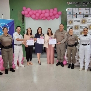 Comandante do CRPO Norte e oficiais entregando mimos as palestrantes