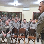 Maj Giboski conversando com efetivo de Portão