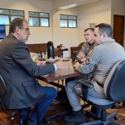 Comandante do 25º BPM e equipe da TAURUS
