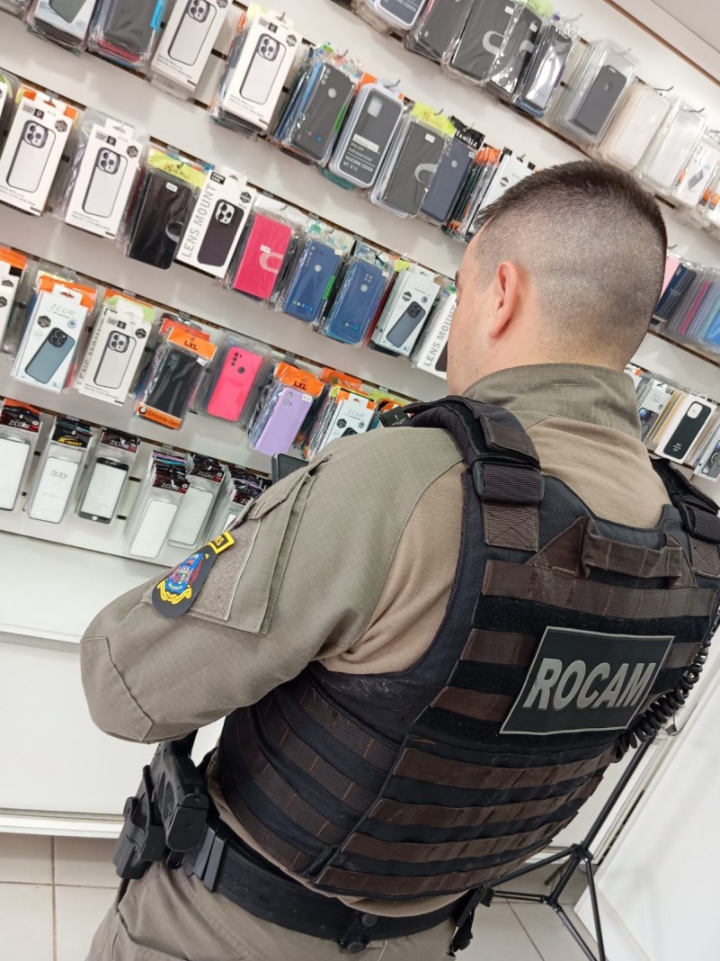 policial militar vistoriando celular