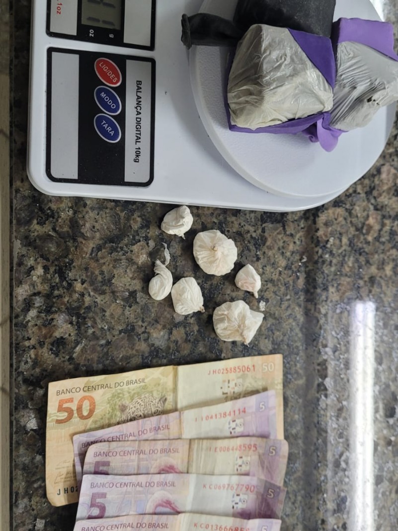 Apreensão de drogas, dinheiro e balança de precisão